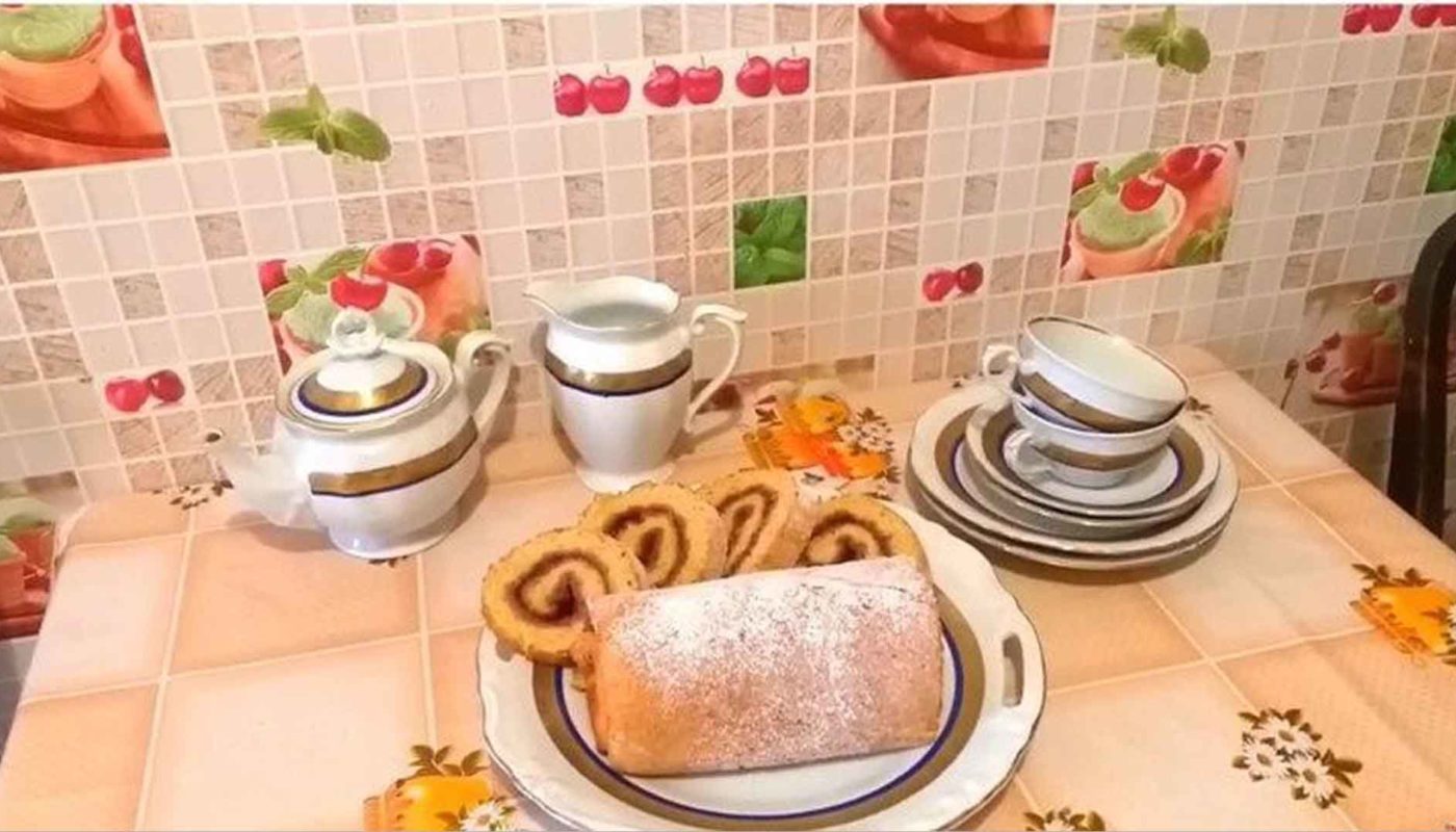 Домашний бисквитный рулет со сгущенкой и вареньем: рецепт с фото в духовке