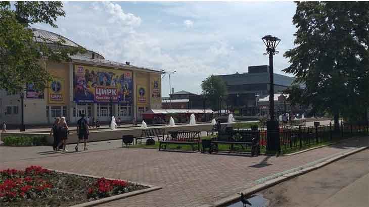 фонтан на площади перед цирком